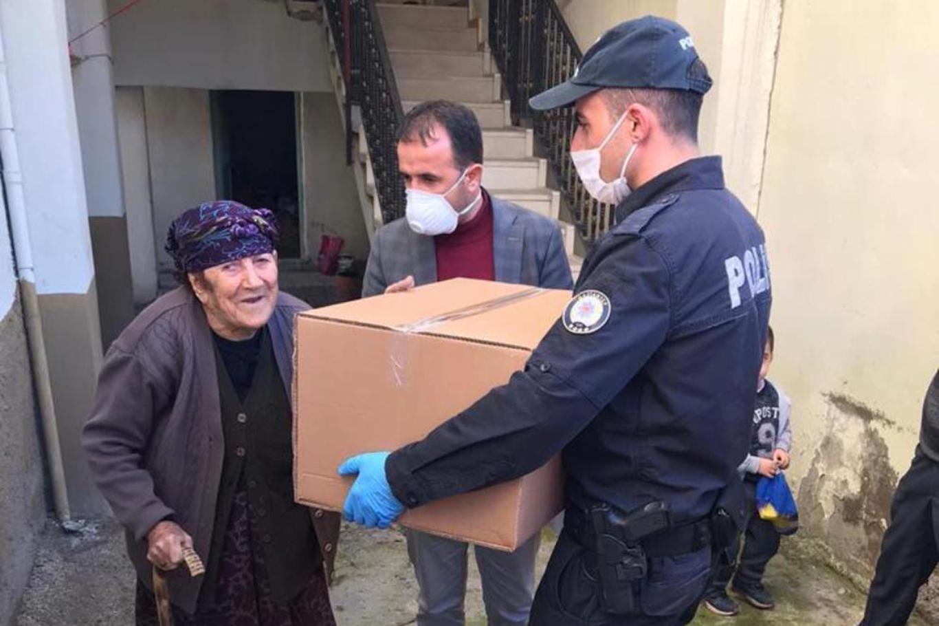 Gaziantep'te kronik hasta ve 65 yaş üstü binlerce kişinin ihtiyacı karşılandı Gaziantep'te kronik hasta ve 65 yaş üstü binlerce kişinin ihtiyacı karşılandı